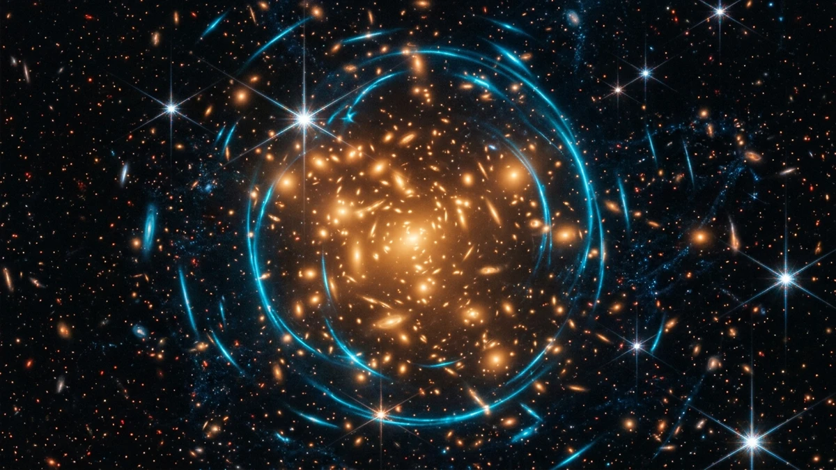 Ilustração científica e astronômica em alta definição mostrando o aglomerado de galáxias XLSSC 122 com arcos gravitacionais azuis luminosos gerados por lente gravitacional forte em torno de seu núcleo de matéria escura