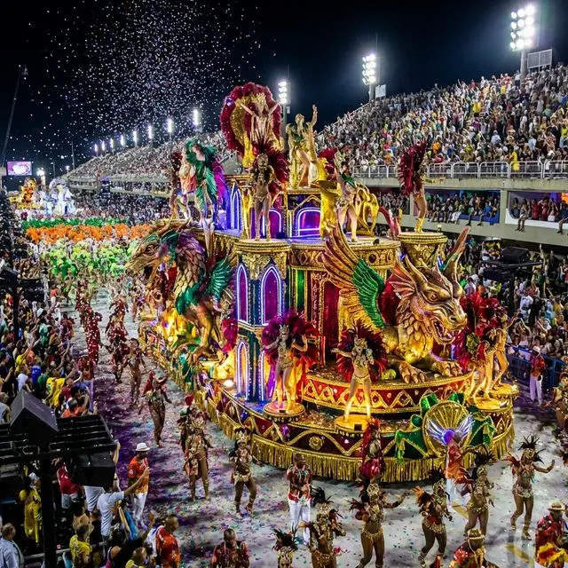 Carro alegórico espetacular durante desfile de escola de samba no Sambódromo