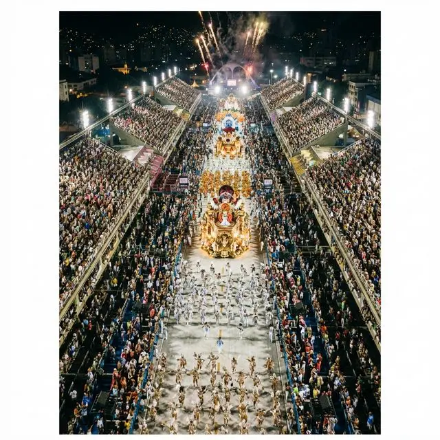 Vista aérea do Sambódromo do Rio de Janeiro durante desfile do Carnaval 2026