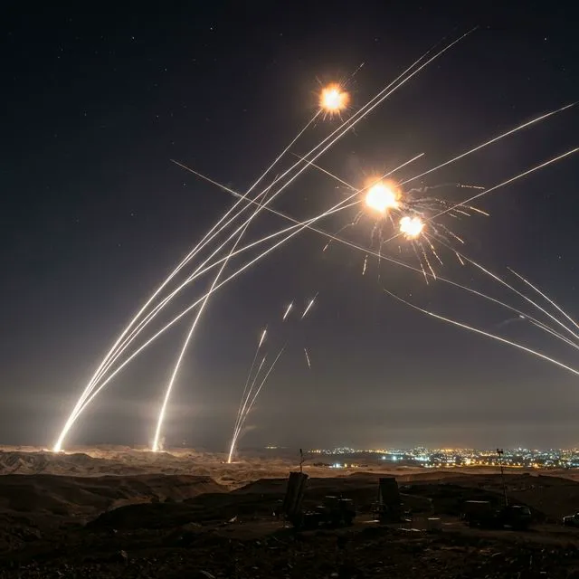 Mísseis balísticos iranianos sendo interceptados pelo sistema Arrow 3 no céu noturno