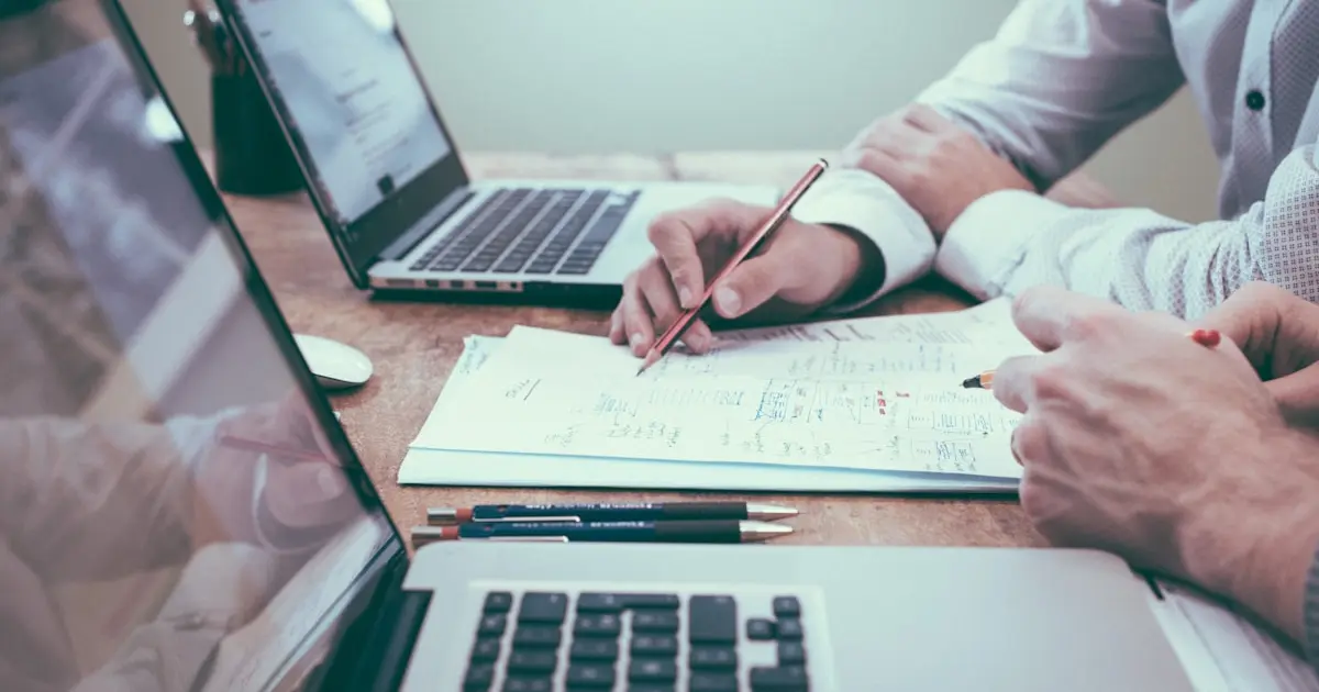 Infográfico mostrando a linha do tempo das patentes da Eli Lilly para tirzepatida e quando versões genéricas poderão entrar no mercado