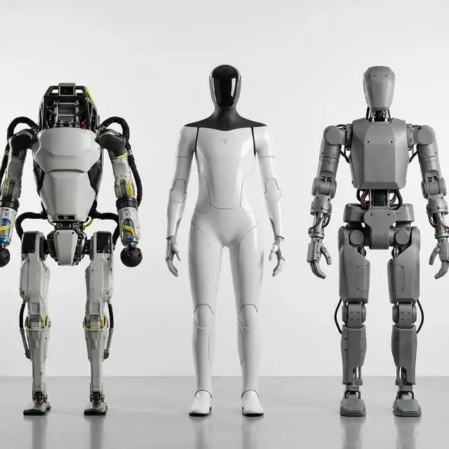 Tres modelos de robots humanoides lado a lado en un estudio: el atlético Atlas de Boston Dynamics, el elegante Optimus de Tesla y el robusto Figure para uso industrial — mostrando diferentes diseños en la carrera robótica